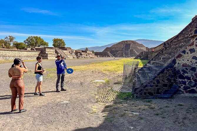 Teotihuacan, Guadalupe Shrine & Tlatelolco Day Tour with Lunch - Guides, Buses, and the Group Experience