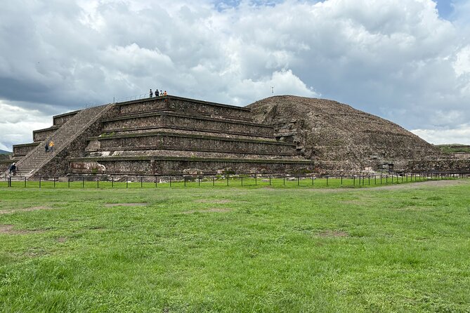 Teotihuacan Pyramids VIP Tour without Commercial Stops - The Pyramid of the Sun and your free time