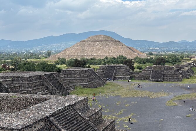 Teotihuacan without obligatory stops. No shops or restaurants. - The Pyramid of the Sun and Pyramid of the Moon