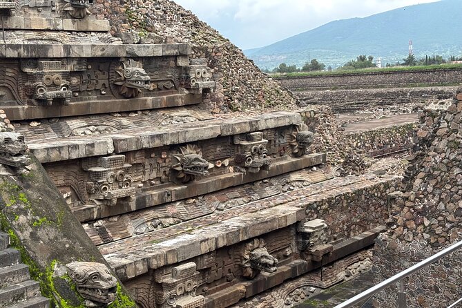 Teotihuacan without obligatory stops. No shops or restaurants. - Guide quality and the pace of the visit