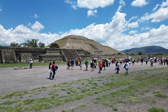 Tour to Teotihuacan with visit to ancient caves and CDMX transportation - Lunch inside Restaurante Huehueteotl
