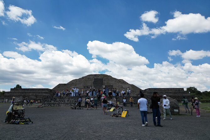 Tour to Teotihuacan with visit to ancient caves and CDMX transportation - Mexico City pickup and the long road back