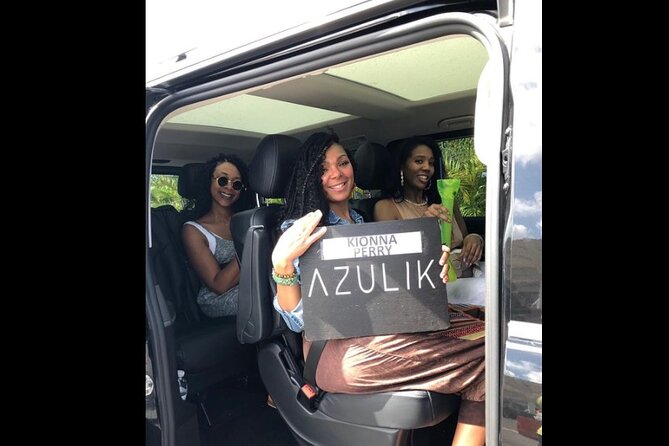 Transfer in Luxury Mercedes Benz Minivan - Finding the right person outside Cancun Airport