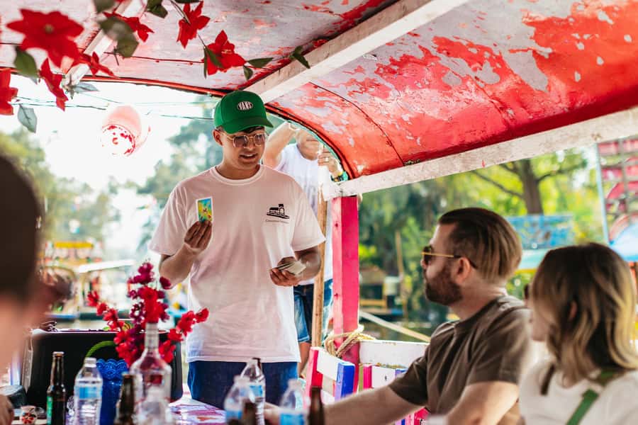 Xochimilco: traditional boat tour, culture, and fun. - The first minutes on the trajinera